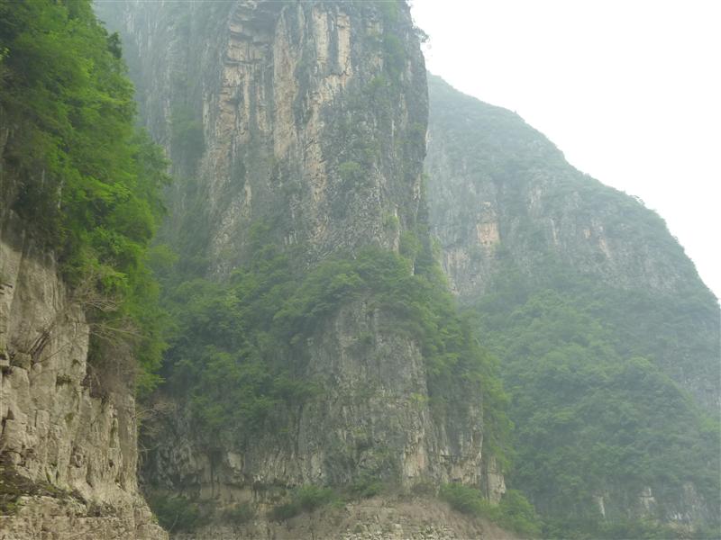 The Three Gorges rock wall of the Yangtze River The Three Gorges rock wall of the Yangtze River
