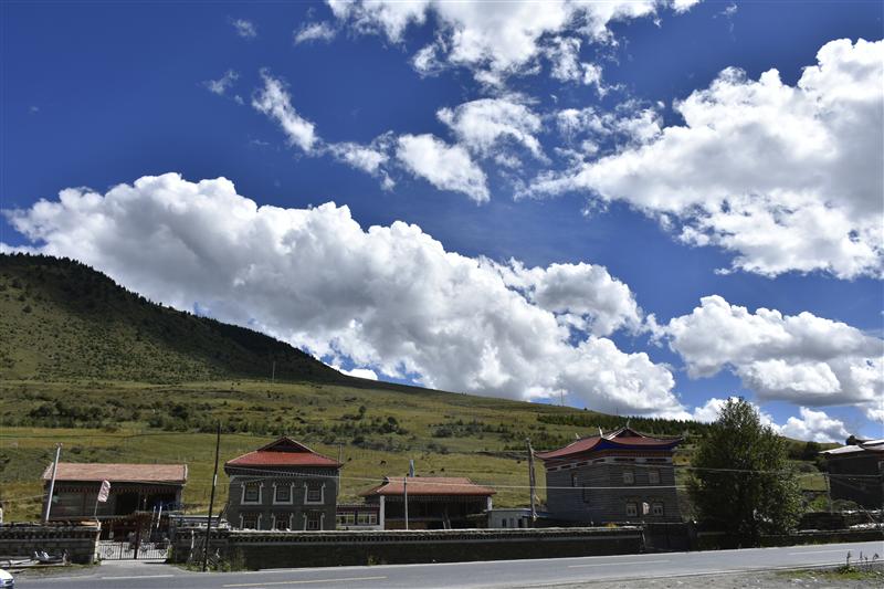 中国 四川 川西 康定草原 蓝天白云 中国 四川 川西 康定草原 蓝天白云