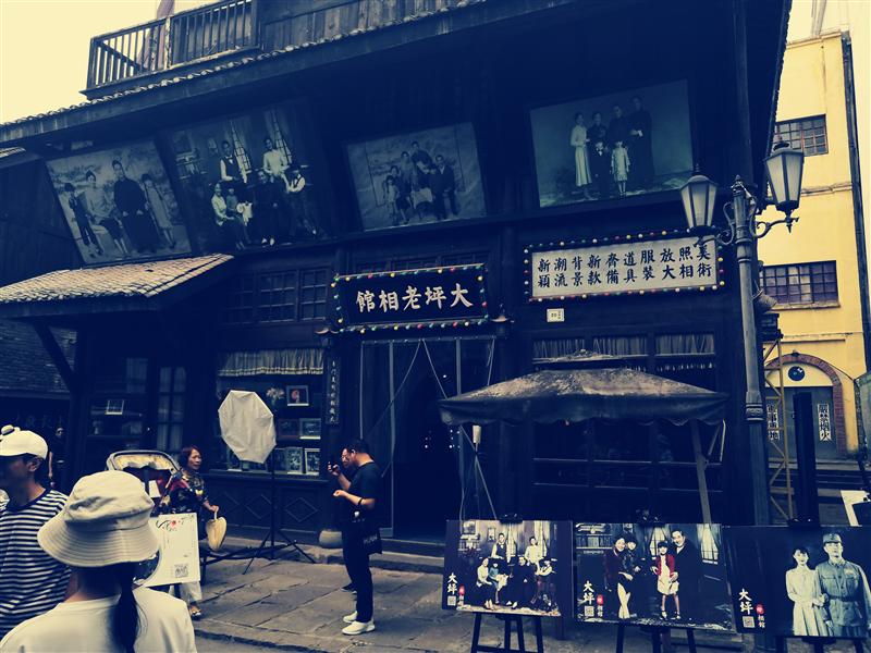 中国 重庆两江国际影视城 民国街 大坪老相馆 秋天 胡昭勇 中国 重庆两江国际影视城 民国街 大坪老相馆 秋天 胡昭勇