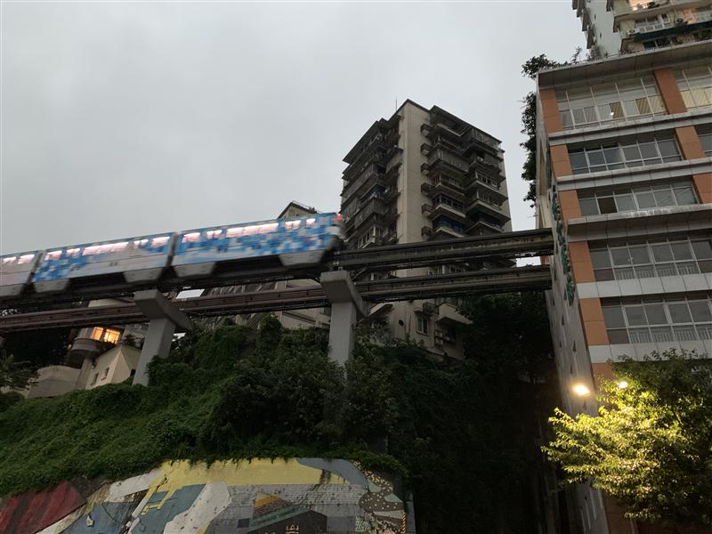 重庆 李子坝轻轨穿楼  重庆 李子坝轻轨穿楼
