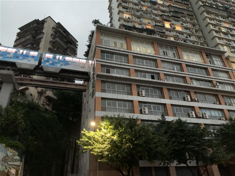 重庆 李子坝轻轨穿楼 重庆 李子坝轻轨穿楼