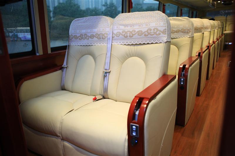 超级旅游大巴车 