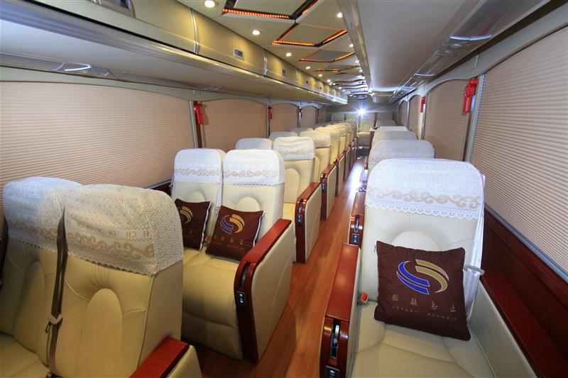 超级旅游大巴车 