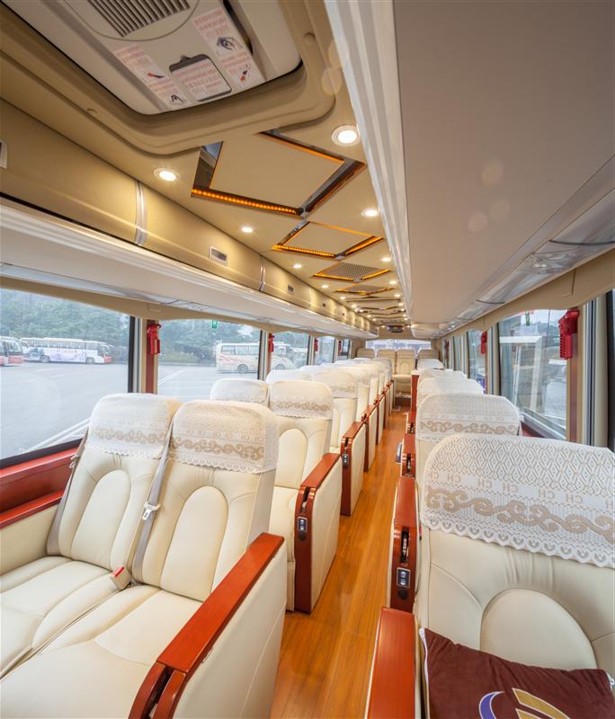 超级旅游大巴车 