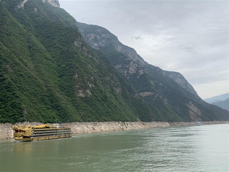 China Chongqing Fengjie Ship Passes Qutangxia China Chongqing Fengjie Ship Passes Qutangxia