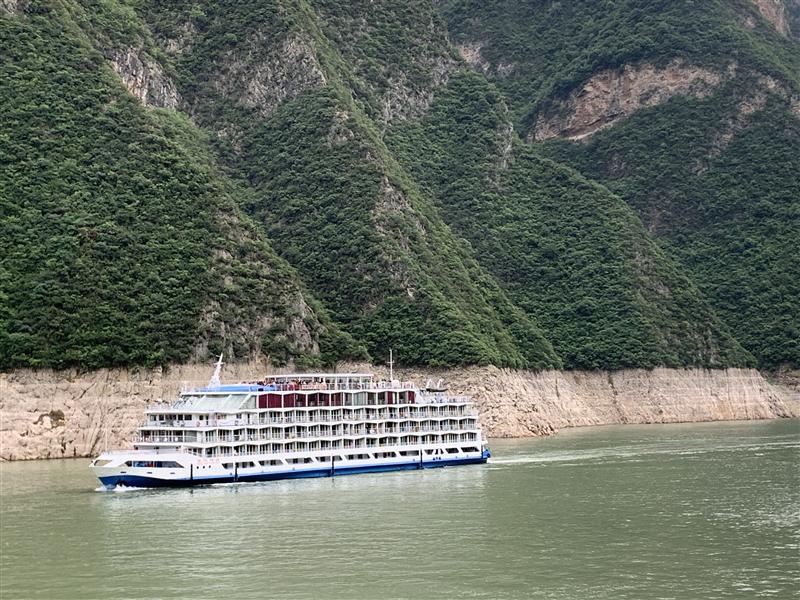 China Chongqing Fengjie Ship Passes Qutangxia China Chongqing Fengjie Ship Passes Qutangxia