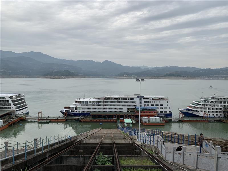 长江探索号停泊秭归港三峡大坝上游 长江探索号停泊秭归港三峡大坝上游