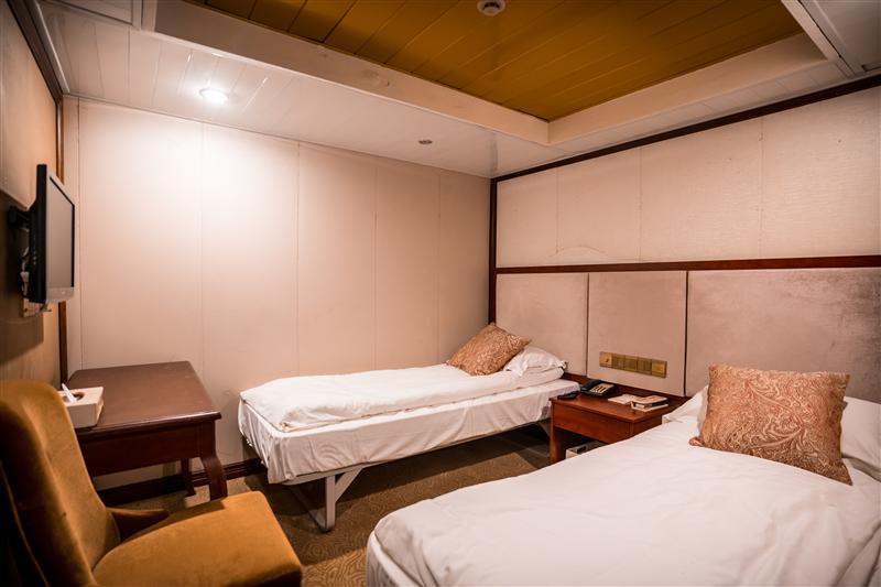 Three Gorges Cruise, Yangtze River Gold Series, Gold No. 3 Three Gorges Cruise, Yangtze River Gold Series, Gold No. 3