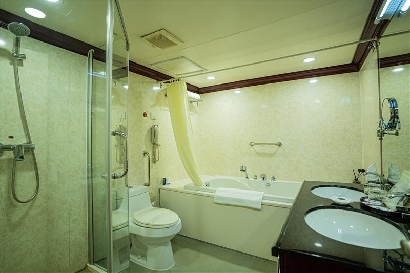Three Gorges Cruise Meiwei Kaizhen Luxury Suite Bathroom Three Gorges Cruise Meiwei Kaizhen Luxury Suite Bathroom