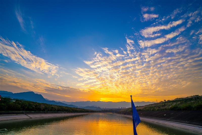 Sunset at Xiling Gorge Sunset at Xiling Gorge