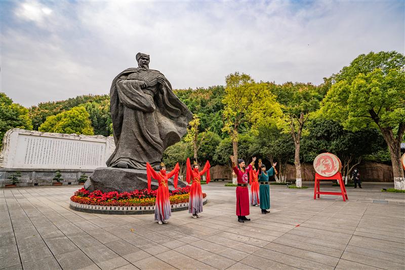 Statue of Zhuge Liang and Marquis Wu in the Loyalty and Righteousness Square of Baidi City Statue of Zhuge Liang and Marquis Wu in the Loyalty and Righteousness Square of Baidi City