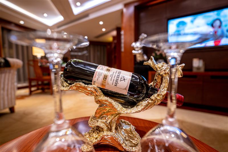 三峡 世纪神话 总统套房 客厅 入住红酒 三峡 世纪神话 总统套房 客厅 入住红酒