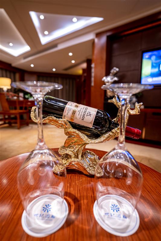 Three Gorges Century Mythical Presidential Suite Living Room Check in Red Wine Three Gorges Century Mythical Presidential Suite Living Room Check in Red Wine