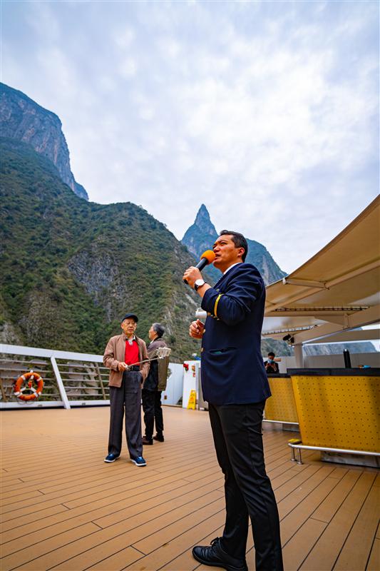 The Three Gorges Century Mythology: Passing Through the Gorge and Explaining the Goddess Peak The Three Gorges Century Mythology: Passing Through the Gorge and Explaining the Goddess Peak