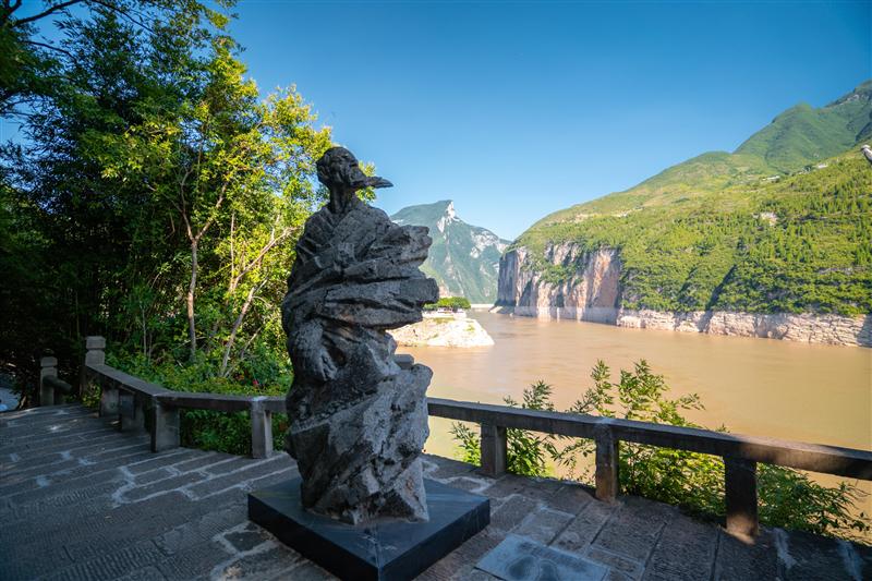 Du Fu Statue in Baidicheng Scenic Area Du Fu Statue in Baidicheng Scenic Area