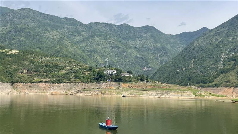 三峡游轮三峡风景小三峡岸边 三峡游轮三峡风景小三峡岸边