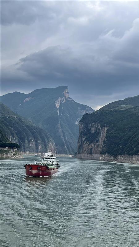 三峡游轮三峡风景上水船上回看夔门 三峡游轮三峡风景上水船上回看夔门