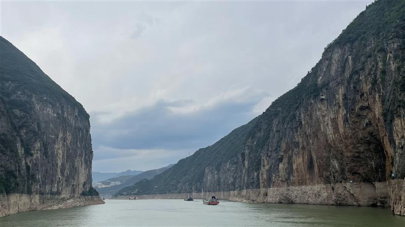 三峡游轮三峡风景上水进入夔门 三峡游轮三峡风景上水进入夔门