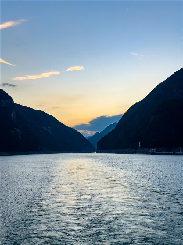 三峽世紀遠航巫峽晚霞 三峽世紀遠航巫峽晚霞