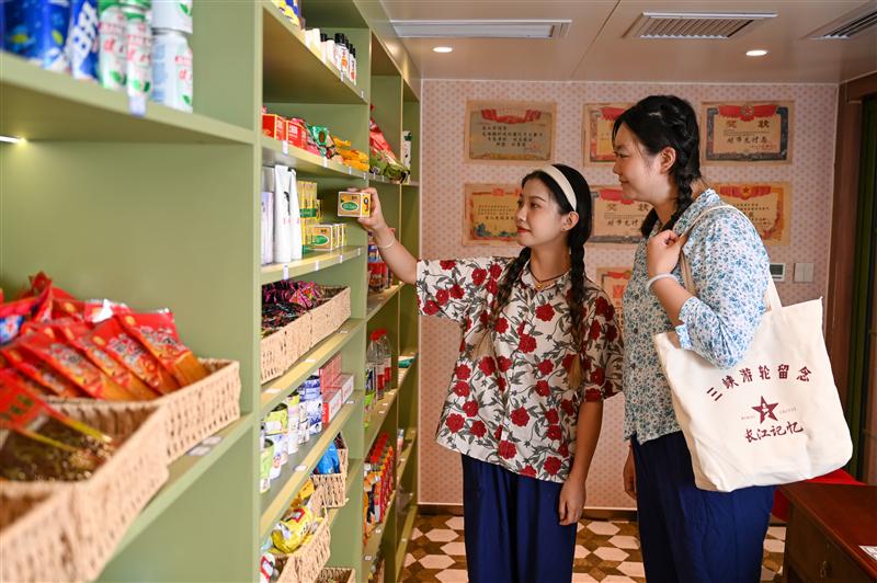 三峡长江记忆公区设施客人互动1 三峡长江记忆公区设施客人互动1