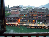 湘西不解之謎TOP8(2) 湘西不解之謎TOP8(2)2002年6月,在湘西里耶戰(zhàn)國古城遺址發(fā)掘出大量的秦簡。從“一號井”中出土了已埋藏2200多年的秦王朝簡牘,包括竹簡、木簡、木牘等,共計3萬枚,超過我國已出土秦簡數(shù)量的總和。其中一枚木牘上的《乘法口訣》表引起了考古專家的極大興趣。