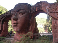 今夏到赤水河漂流去！ 今夏到赤水河漂流去！千百年來就這樣安詳靜默緩緩東流的赤水河，在她不曾被人驚擾過的峽谷或險灘，如今，迎來了一撥又一撥如孩子般淘氣的游客。溫情的她，用清冽的河水，為溽熱天氣里來自四面八方的他們帶來陣陣清涼。