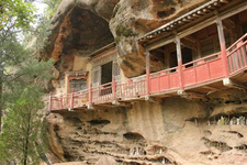 甘肅天水麥積山石窟旅游游記 甘肅天水麥積山石窟旅游游記，麥積山是西秦嶺山脈小隴山的一座孤峰，著名的麥積山石窟便開(kāi)鑿在此峰之上。大大小小的幾百個(gè)石窟分布在一百多米高的峭壁上，密如蜂房。