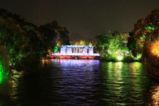 桂林這些小吃辣出汗還要吃 桂林這些小吃辣出汗還要吃，廣西桂林美食廉價出名，不論水果，還是風味小吃，都超級便宜、份量足。青芒、桂林米粉、炒螺、新鮮辣椒醬…寬粉三兩，配了一勺瘦肉，還有許多免費酸辣小菜。