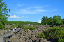 黑龍江冰雪旅游10大精品線(xiàn)路(1) 冬季,徜徉在中國(guó)最北省份黑龍江,山川河流、濕地草原、火山湖泊,仿佛一幅幅精美的冰雪畫(huà)。為了讓外地游客合理規(guī)劃行程,統(tǒng)籌欣賞冰雪美景,黑龍江省旅游部門(mén)近日推出了全新的2020年冰雪旅游產(chǎn)品和線(xiàn)路。其中最經(jīng)典的莫過(guò)于以下十條冰雪旅游精品線(xiàn)路。