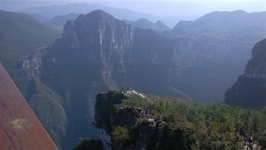 云陽龍缸獲5A景區牌 成重慶旅游地標 龍缸天坑深度全國排名第3，世界排名第5。但是以缸的形式存在的天坑，龍缸是第一個，而且龍缸那直上直下的坑壁樣貌酷似缸沿，世所罕見，加之當地龍女的神話傳說，‘天下龍缸’的叫法應運而生?！?  class=