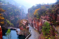 帶你尋找河南老鄭州美食的味道 鄭州是典型的中原城市,小麥是主要的糧食作物。來到鄭州,就等同于來到了面食的家鄉,燴面、胡辣湯都是不得不 吃的傳統美食,小編今天就帶你重新探訪老鄭州美食的味道。