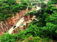 河南主題公園推薦(2) 河南主題公園推薦(2)鄭州方特歡樂世界是一個以高科技為主要表現形式的文化科技主題公園。公園建在鄭開大道與人文路交叉口向南,綠博園正對面。公園的內容涵蓋現代科技、科學幻想、神話傳說、歷史文化、主題表演等多個方面,形式新穎、內容豐富,適合不同年齡層游客的需要。