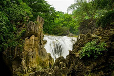 黃果樹風景名勝區有哪些比較好玩的景點？ 黃果樹風景名勝區在我們國家也算是重點風景名勝區了，坐落于貴州省貴陽市128公里處。在這個景區里最大的景點就是黃果樹大瀑布，然后圍繞著這個黃果樹大瀑布分布著風格各異的18個大小不同的瀑布，因此形成了一個比較龐大的瀑布群。