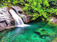 黃山旅游攻略【高逼格版】(2) 黃山旅游攻略【高逼格版】(2)位于黃山市黟縣碧山村啟泰堂。外地的親們,坐火車或飛機到黃山市,然后大巴到黟縣汽車站,票價13元;汽車站有車直發碧山,2元;碧山村下車,可見云門塔,再走幾步就可到。不用擔心找不到,到了這里你問村里人,大家都會熱心的告訴你。到碧山無需門票。