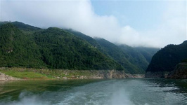 13塊武漢旅游“金字招牌” 湖北武漢市下轄13個(gè)區(qū),其中江岸區(qū)、江漢區(qū)、硚口區(qū)、漢陽區(qū)、武昌區(qū)、洪山區(qū)、青山區(qū)7個(gè)為中心城區(qū),東西湖區(qū)、蔡甸區(qū)、江夏區(qū)、黃陂區(qū)、新洲區(qū)、漢南區(qū)6個(gè)為新城區(qū)。如果用一區(qū)一塊“金字招牌”代表武漢旅游精品,你會(huì)想到什么呢?