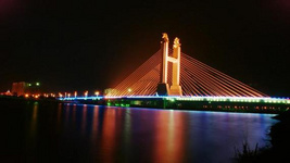 秋天的呼倫貝爾(3) 秋天的呼倫貝爾(3)向莫爾道嘎進(jìn)發(fā)
中午經(jīng)過林區(qū)小鎮(zhèn)得耳布爾,小鎮(zhèn)上餐館不少,但過了當(dāng)?shù)厝说挠貌蜁r間,找了半天才找到一家能煮出夠我們一車十幾個人吃的飯菜的酒店。