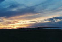 秋天的呼倫貝爾(4) 秋天的呼倫貝爾(4)臨江是中國唯一的俄羅斯民族鄉(xiāng)室韋屬下的一個俄羅斯民族村。清末民初許多山東、河北、山西人闖關(guān)東來到這里,甚至還越過額爾古納河參加了蘇聯(lián)紅軍,他們中的一些人與俄羅斯姑娘戀愛結(jié)婚,并定居在了額爾古納河流域;還有一些俄羅斯人不堪國內(nèi)戰(zhàn)亂也逃到了中國來,與中國人通婚。