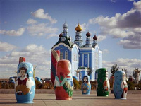 秋天的呼倫貝爾(5) 呼倫貝爾大草原最美是在七月中旬,森林最美是在九月中旬,春天則開滿了漫山遍野的興安杜鵑,冬天的冰雪世界更是美如童話。但請謹(jǐn)記,為了你、為了他人、為了呼倫貝爾,進(jìn)入林區(qū)一定不能吸煙,大興安嶺地區(qū)已歷經(jīng)多次慘痛的火災(zāi)。