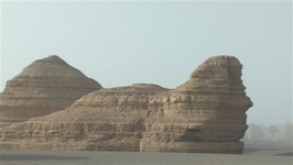 《又見敦煌》揭開神秘面紗(1) 《又見敦煌》揭開神秘面紗(1)作為首屆敦煌文博會的獻(xiàn)禮演出,歷時15個月打造的大型室內(nèi)情景式體驗劇《又見敦煌》9月17日在敦煌揭開了神秘面紗。從9月20號開始,《又見敦煌》將成為進(jìn)入敦煌的一道必經(jīng)風(fēng)景,未來也將成為甘肅的又一張嶄新文化名片。