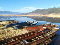 瀘沽湖都有些什么土特產？ 瀘沽湖都有寫什么土特產？瀘沽湖在四川省涼山州鹽源縣和云南麗江寧蒗縣之間。瀘沽湖風景優美，湖水清澈透亮，是無數個旅行者，共同的夢中隔世仙境，是當地摩梭族人心目中的“母親湖”。瀘沽湖，是一處未被污染的處女湖泊。瀘沽湖原住民是摩梭族人，這里的人們民風淳樸，至今還保存著，最老的走婚習俗。