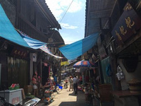 重慶偏巖古鎮閑游記（3） 重慶偏巖古鎮閑游記（3）靠河一邊多為吊腳樓，前面臨街開店鋪，而后面臨河開窗而坐，或吃飯飲酒、或品茶聊天，河水流淌之聲為其伴奏、古樹為其遮陽，逍遙自在的感覺讓人突生一種尋夢和回歸自然的情懷。據說到了盛夏時節，古老的黃桷樹梢遮擋了半條小河，炎炎烈日下，數百張餐桌密布河床上，人們赤腳浸泡在冰涼的河水中大塊吃肉、大碗喝酒，場面蔚為壯觀。