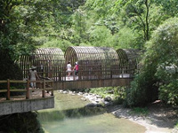 重慶萬盛農家樂推薦（1） 重慶萬盛農家樂推薦（1）美麗的綠色萬盛，有令人迷醉的原始幽峽，有攝人心魂的峽谷漂流，有悠悠千年的苗家風情……　夏日避暑入住萬盛農家樂，是一件多么愜意的事。