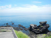 漢拿山冬季徒步攻略（1） 漢拿山冬季徒步攻略（1）冬季的漢拿山被皚皚白雪覆蓋，身處其中可感受到一片潔白的唯美意境。了解漢拿山的人在爬山時不會說出“征服”這樣浮躁的詞語，他們只會默默地一步一步的邁著腳步，等待山神為他們開辟的道路。
