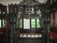 四川周邊旅游勝地—樂山 樂山位于成都160多公里處，風光秀麗，古跡眾多，是四川周邊著名的旅游勝地。其中的樂山大佛馳名中外，每年都吸引著成千上萬的國內外旅游者。下面一起來了解一下這塊神奇雄美，余韻悠長的土地上都有哪些獨特的魅力之處吧!