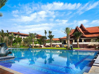 昆明小吃攻略（1） 昆明人愛生活愛小吃，以下是筆者對于一些昆明小吃的小小攻略，個人認為真正具有云南特色的小吃往往在一些不起眼的小店里，而非大商場里，筆者歸納的這些地方都是人均消費在20左右的地方，確實是地地道道的小吃。