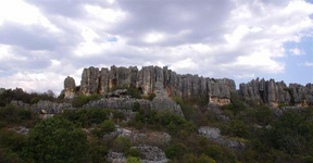 來石林風景區(qū)，邂逅天然的大氧吧! 中國阿詩瑪的故鄉(xiāng)云南石林，不僅有著天下聞名的喀斯特地質奇觀，還擁有“冬無嚴寒、夏無酷暑，四季如春”的養(yǎng)生氣候，被評為“中國天然氧吧”。炎炎夏日已悄然來臨，何不來石林風景區(qū)，與這個天然的大氧吧，來一次邂逅之旅?