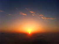 中秋節峨眉山旅游賞月攻略 十五的圓月，寄托著人們的相思。提起滿月，不禁讓人想到峨眉山的月。峨眉山月別具一格。同一個月亮，同一個時間，不同的地方，不同的角度，你可以觀賞到不同的月亮。