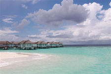 去馬爾代夫旅游大概需要多少錢？ 去馬爾代夫旅游大概需要多少錢？出行時(shí)間也會(huì)有不同，我們選擇島嶼的房型也會(huì)直接影響到整體的花費(fèi)。很多客人會(huì)選擇2晚水屋、2晚沙屋，最能體現(xiàn)的就是水屋價(jià)格會(huì)稍高于沙屋。