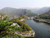 云接寺壁畫被“修復”  效果讓人咋舌 遼寧省朝陽市景區內一處清代壁畫被“修復”得面目全非,網友戲稱動畫片《大鬧天宮》都比這畫得好。記者調查時發現,之前的施工單位并不具有省級文物保護單位云接寺的勘察、設計資質,而之前聘請來的畫師對壁畫的“修復”,是直接在壁畫上重繪了一幅截然不同的畫作,效果令人咋舌。