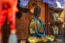 來麗江，邂逅束河古鎮，追憶昔日繁華的茶馬古道! 麗江是一片神奇的土地，有著太多的秀麗風景，每一位到這里的游客都會被她的美深深吸引。而束河古鎮是麗江眾多風景中，最具魅力的那一處!來束河古鎮，感受千年滄桑，追憶追憶昔日繁華的茶馬古道吧!